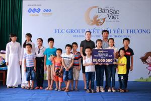 Top 40 thí sinh Hoa hậu Bản sắc Việt tặng quà Làng trẻ em SOS Thanh Hóa