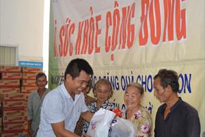 Khám bệnh miễn phí và tặng quà 300 hộ nghèo xã đảo Thạnh An