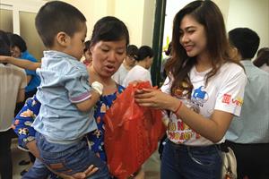 Hoa khôi sinh viên Hà Nội mang nụ cười đến với bệnh nhi Bệnh viện Đống Đa