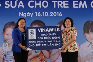 Quỹ sữa Vươn cao Việt Nam và Vinamilk tiếp tục trao tặng sữa cho trẻ em tại Cần Thơ