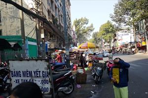 TP. Hồ Chí Minh: “Họp chợ” trước cổng Bệnh viện Chấn thương chỉnh hình