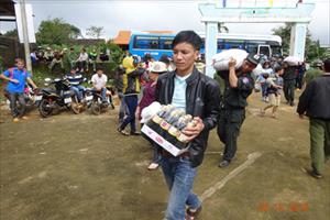 Đắk Lắk: Cảnh sát cơ động cùng nhà hảo tâm trao hơn 400 suất quà cho người dân