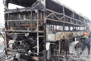 Phú Yên: Hàng chục hành khách thoát chết khi xe khách mất phanh, nổ lốp rồi bốc cháy