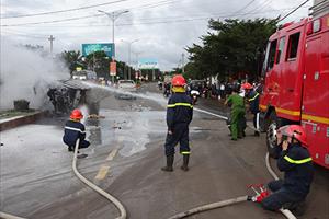 Đắk Lắk: Sau cú tông liên hoành giữa 3 xe ô tô, 1 xe cháy rụi