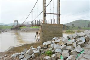Đắk Lắk: Cầu treo bị sập mố, gần 1.200 hộ dân bị cô lập