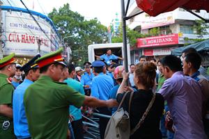 Đắk Lắk: Dẹp chợ đêm, người dân ôm chân lạy PCT Thành phố