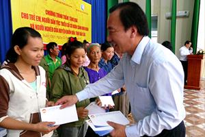 Đắk Lắk: Ban Dân vận Trung ương, Ủy ban TƯMTTQ Việt Nam tặng quà tại huyện Buôn Đôn