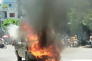 Phú Yên: Ô tô 16 chỗ ngồi bốc cháy đùng đùng giữa đường như ngọn đuốc