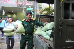 Phú Yên: Trao tiền, quà, khám cấp thuốc miễn phí cho người dân vùng lũ lụt