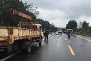 Đắk Lắk: Xe máy lao vào xe cẩu, khiến nam thanh niên nhập viện nguy kịch