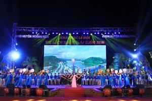 Thanh Hóa: Hàng nghìn du khách về dự lễ khai mạc biển Hải Tiến