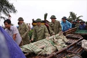Phó Thủ tướng Vũ Đức Đam cùng ngư dân Thanh Hóa chạy bão