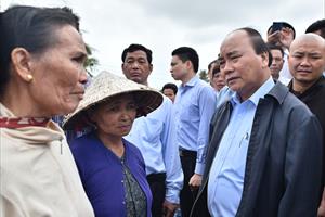 Thủ tướng thăm nhân dân vùng bị lũ và làm việc với lãnh đạo tỉnh Bình Định