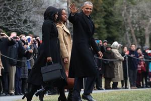 Obama lau nước mắt khi cám ơn vợ trong bài phát biểu chia tay