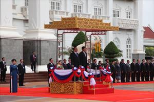 Lễ đón trọng thể Thủ tướng Nguyễn Xuân Phúc tại thủ đô Vientiane