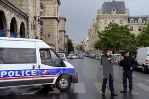 Tấn công bên ngoài nhà thờ ở Paris: Thủ phạm tự nhận là chiến binh IS