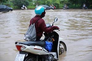 Hà Nội trong tuần: Dân thiếu nước sinh hoạt, ngập đường sau mưa...
