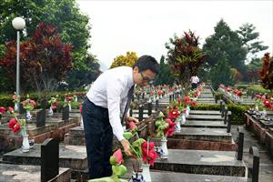 Dâng hương tưởng niệm các Anh hùng, liệt sĩ tại ngã ba biên giới
