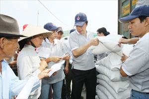 Hỗ trợ gạo cho người dân bị thiệt hại do bão số 10