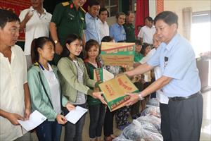 Báo Kinh tế nông thôn đồng hành cùng các nhà tài trợ trao quà cho người dân Cẩm Xuyên