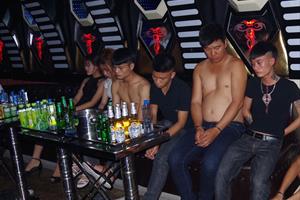 Hà Nam: Bắt 9 đối tượng “bay lắc” trong quán karaoke Thanh Hà