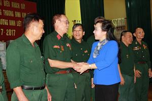 Bộ trưởng Bộ Y tế thăm, tặng quà thương bệnh binh tại Kim Bảng