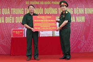 Đại tướng Ngô Xuân Lịch thăm, tặng quà đối tượng chính sách tại tỉnh Hà Nam