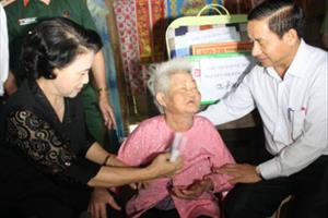 Chủ tịch Quốc hội Nguyễn Thị Kim Ngân thăm hỏi, trao quà cứu trợ cho người dân Hà Tĩnh