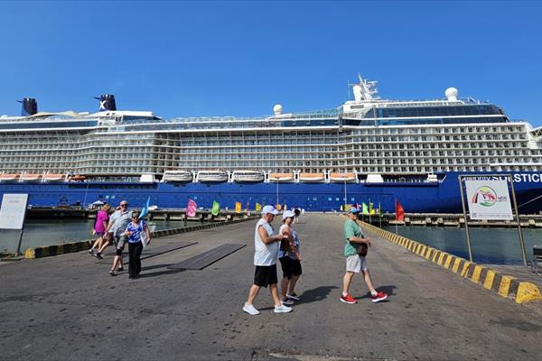 Siêu tàu Celebrity Solstice chở hơn 2.800 khách cập cảng Chân Mây